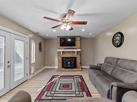 5th image of 515 Hillcrest Cir