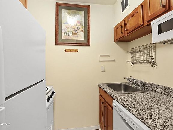 4th image of 393 W 49th St APT 4LL
