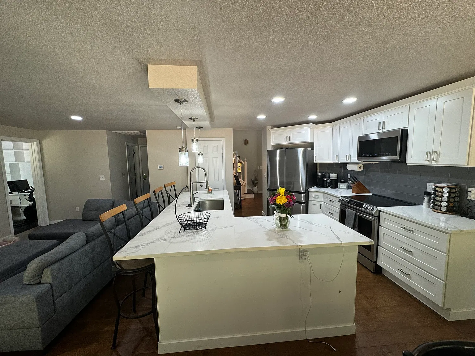 3 bed, 2.5 bath, 2200 sqft, $3,650 — Photo 3