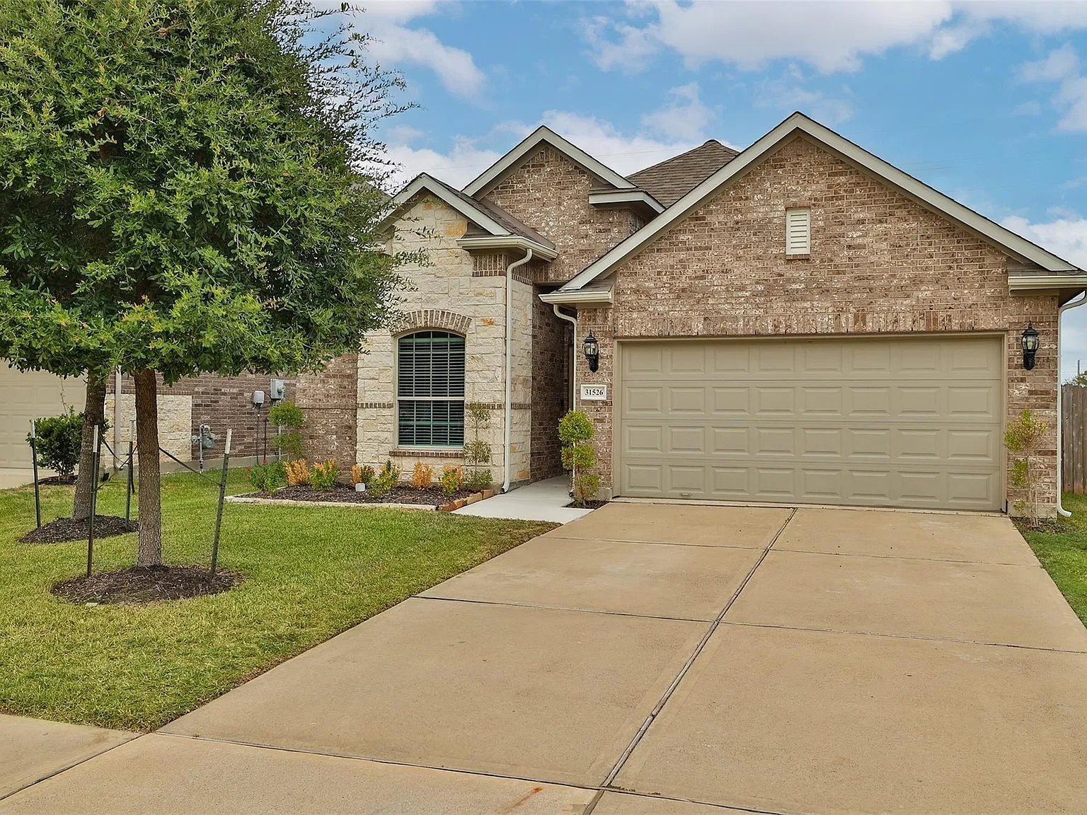 3 bed, 2.0 bath, 1981 sqft, $2,300 — Photo 1