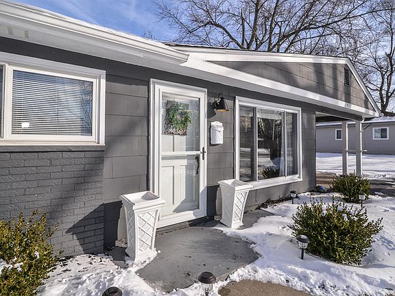 2nd image of 1957 Sarona Ln