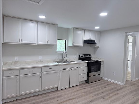 5th image of 403 Taylor St