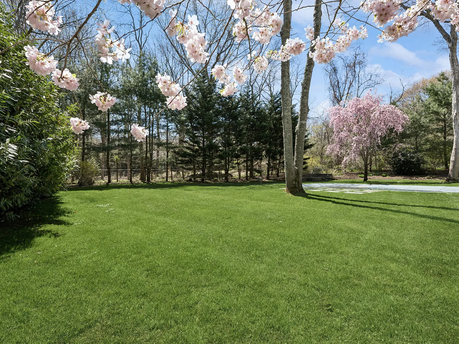 Beautiful Sag Harbor House, Pool, Peloton and Dreamy Garden — Photo 2