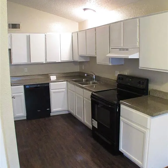 10311 Tamworth Dr — Photo 44