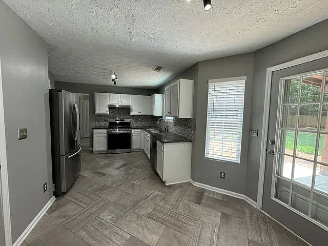 3 bed, 3.0 bath, 1772 sqft, $2,200 — Photo 3