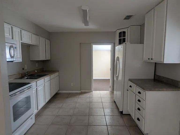 15216 Hays Rd — Photo 3