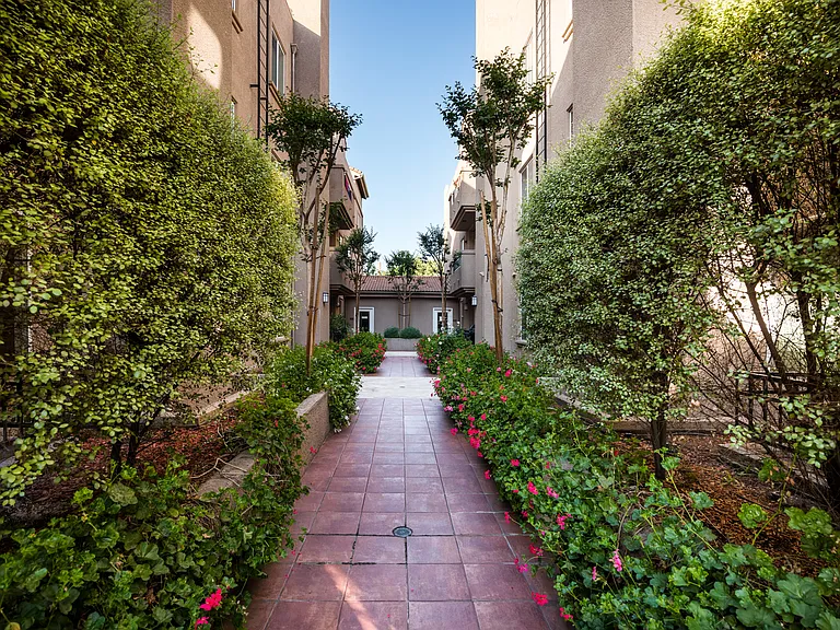 Glenoaks Villas — Photo 15
