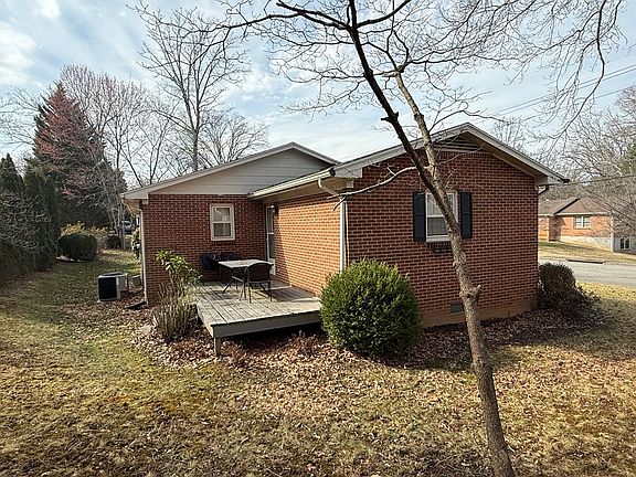 5th image of 18 Davis Rd