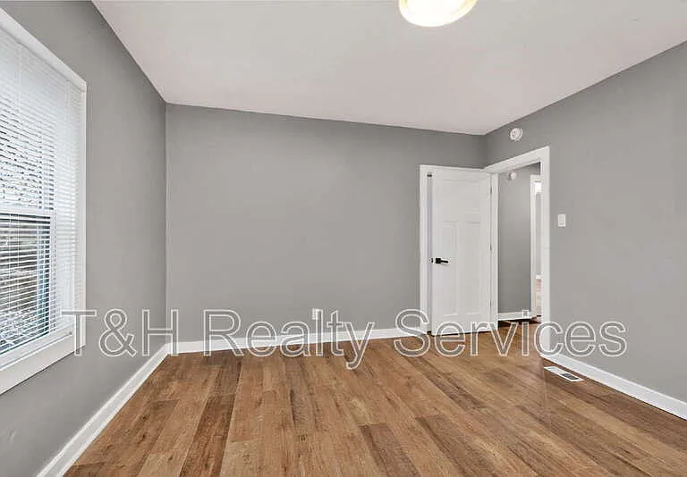 1927 N Dearborn St — Photo 25