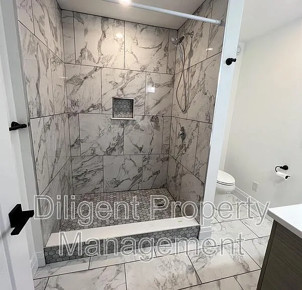 438 Bellevue St #UPPER — Photo 23