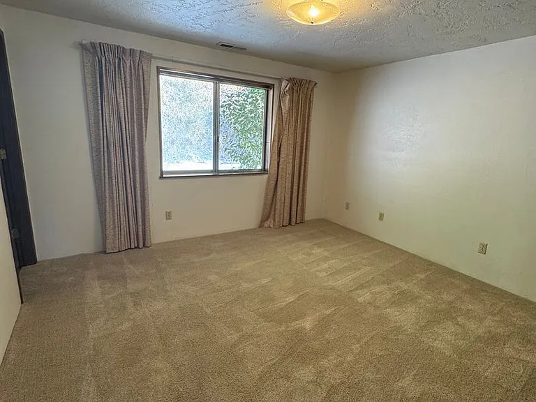 555 Hamlin Dr — Photo 8