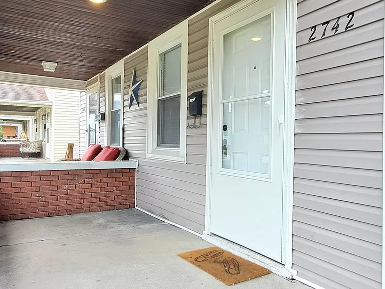 2742 Shelby St — Photo 2