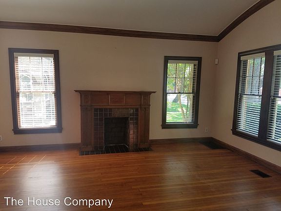 3rd image of 16 Cedar Lawn Cir