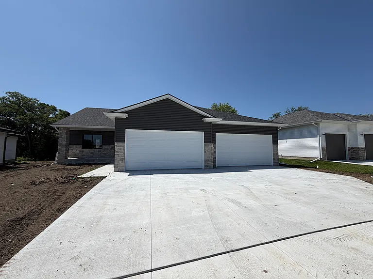 8111 Kallum Dr — Photo 2