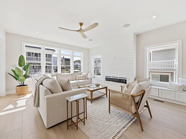 105 S Stratford Ave #MONTHLY LEASE JULY — Photo 18