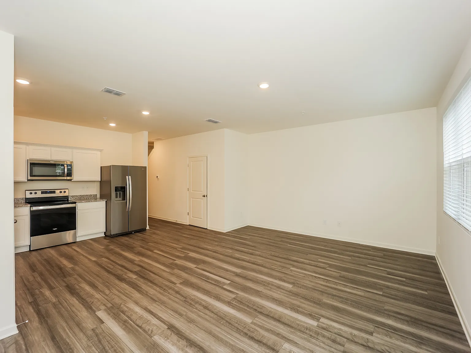 3 bed, 2.5 bath, 1386 sqft, $1,645 — Photo 3
