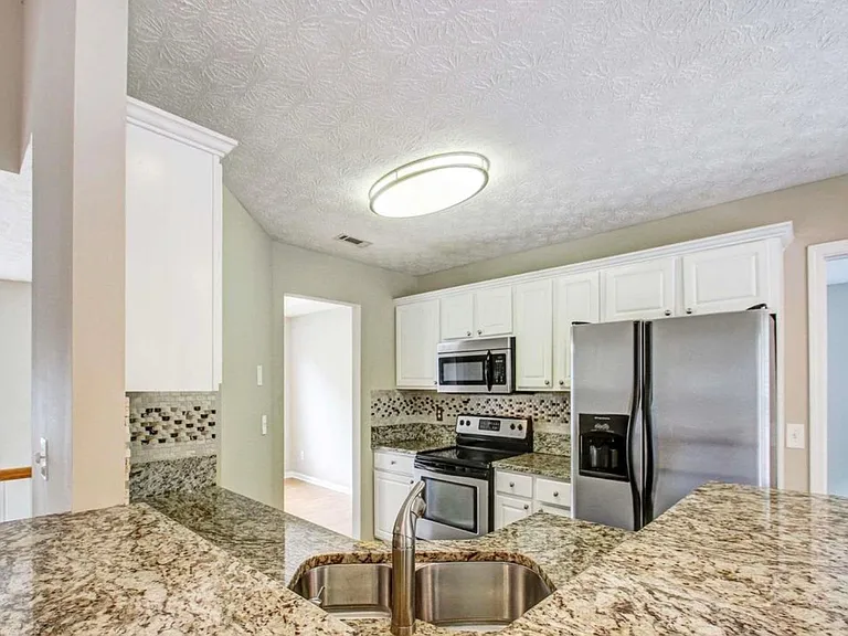 110 Sagamore Ln — Photo 3
