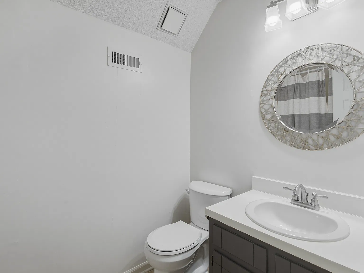 3 bed, 1677 sqft, $2,400 — Photo 2