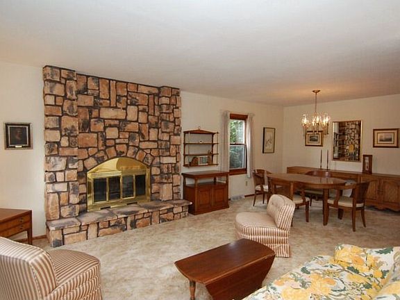 LIVING RM / DINING RM