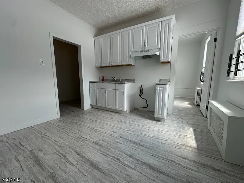3 bed, 1.0 bath, $2,495 — Photo 2