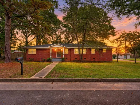 305 S Pine St, Poplarville, MS 39470