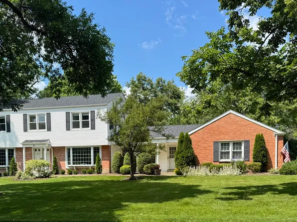 6 Londonderry Ln, Lincolnshire, IL 60069