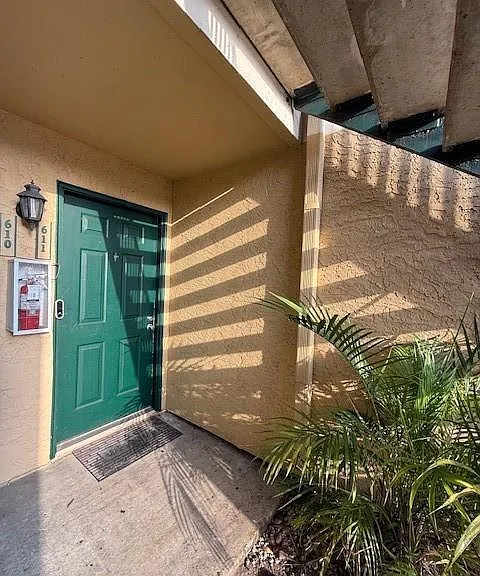 899 W Riverside Dr #611 — Photo 4