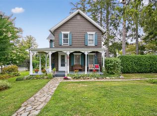 58 Grove St, Glenwood Landing, NY
