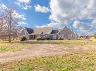 2735 Robertson Rd, Lawrenceburg, TN 38464