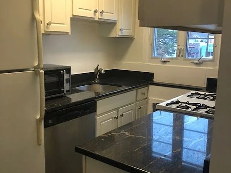 2166 N Glebe Rd — Photo 11