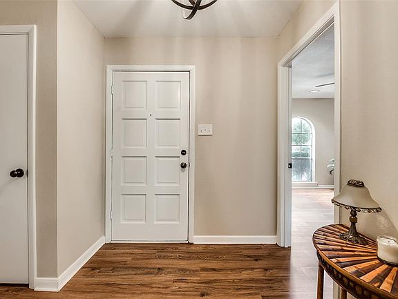 3rd image of 913 Stratford Dr