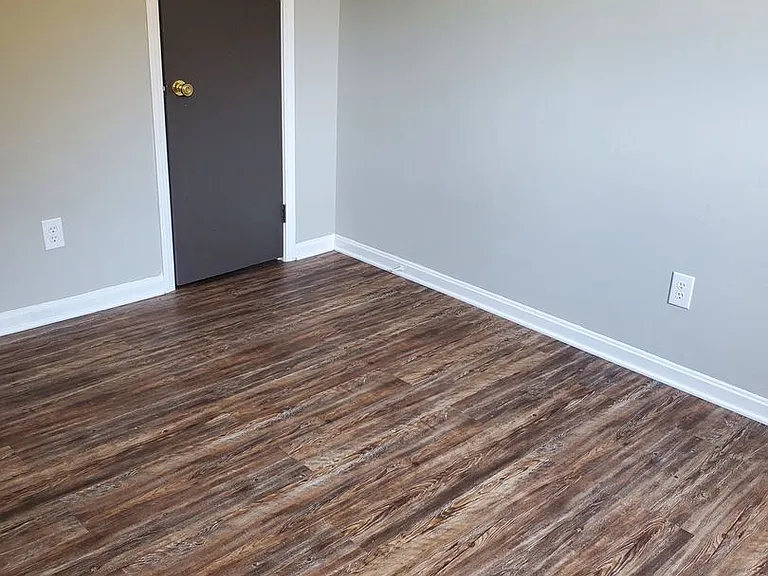 Dixon Manor Apartments — Photo 8