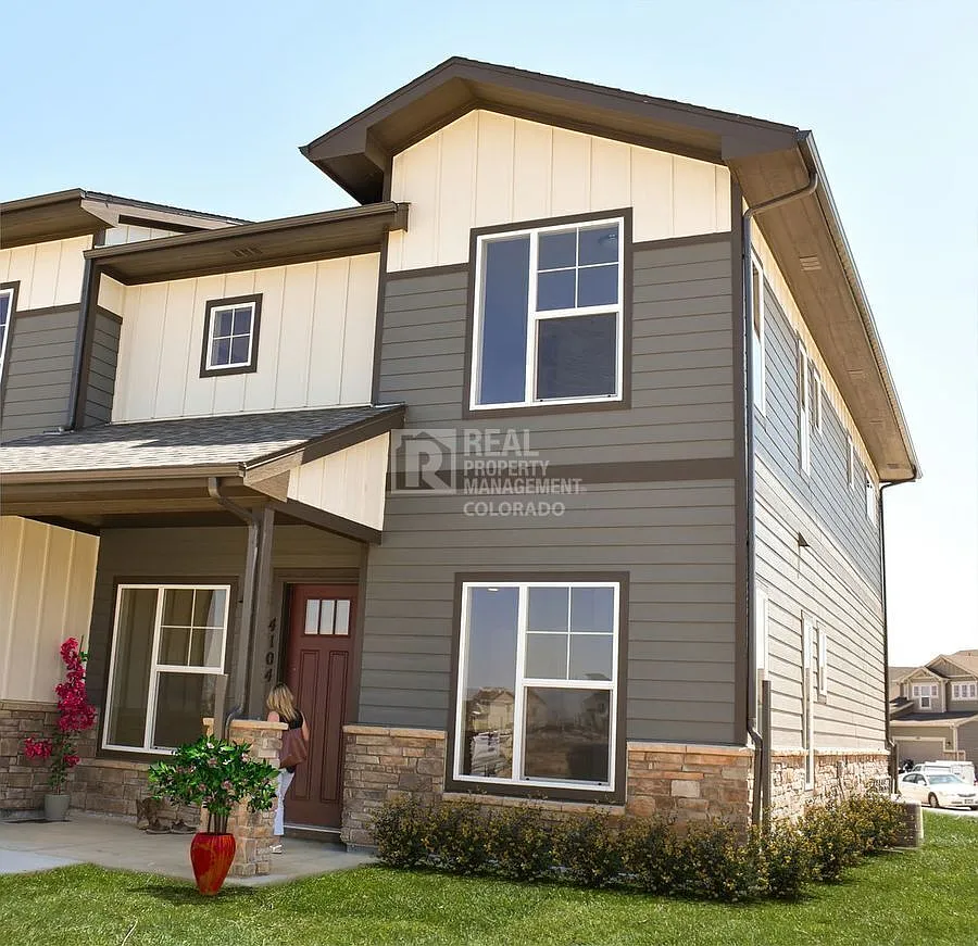 Luxury Corner Townhome with Mountain Views in Loveland — Photo 1