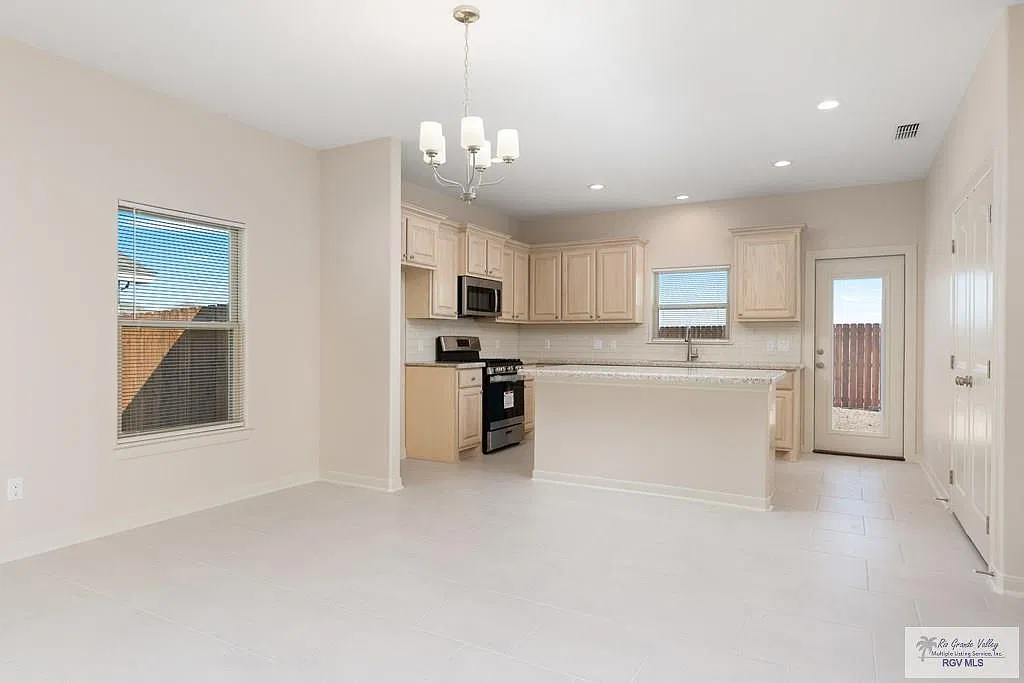 3 bed, 2.0 bath, 1846 sqft, $1,950 — Photo 4