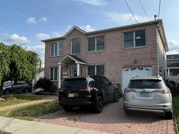 223 Pandolfi Ave, Secaucus, NJ 07094