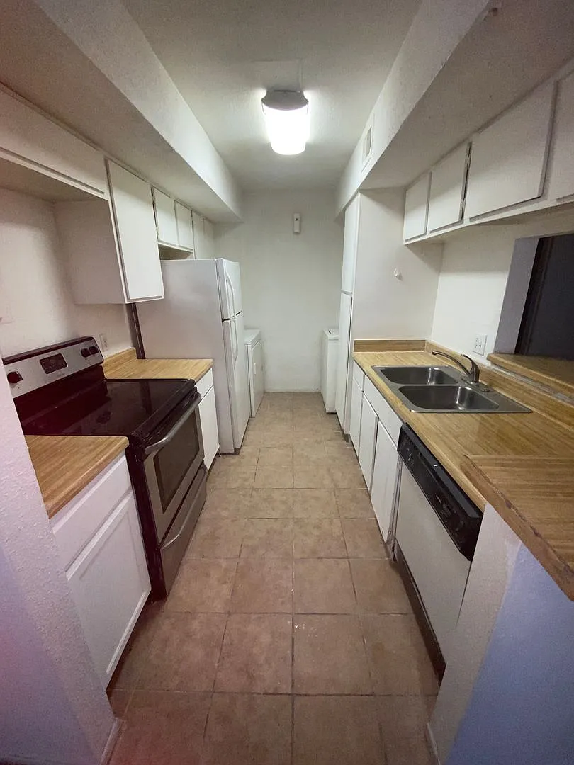 1 bed 1.5 bath Apply now! $200 Move in Special — Photo 4