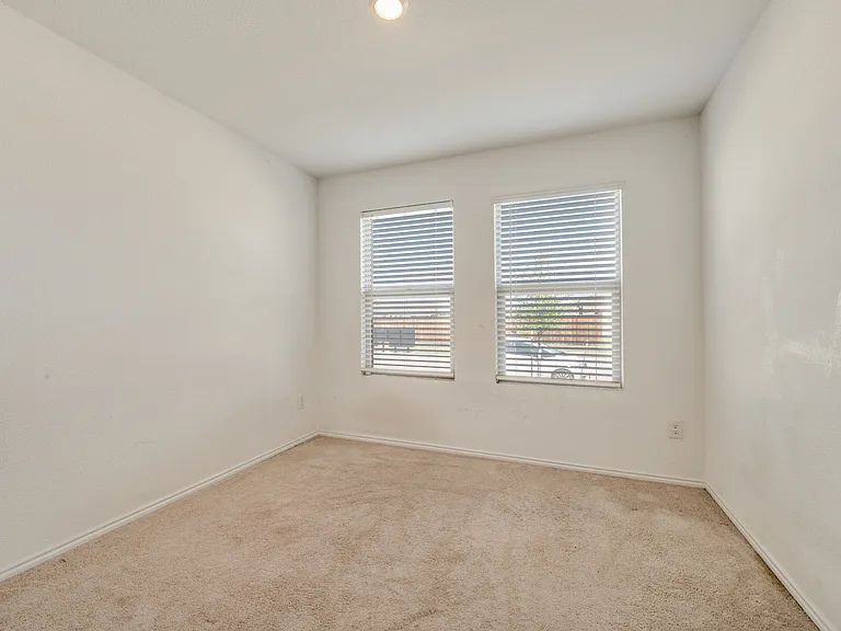 1416 Claireborne Ct — Photo 5