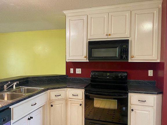 3rd image of 128 Hilltop Cir