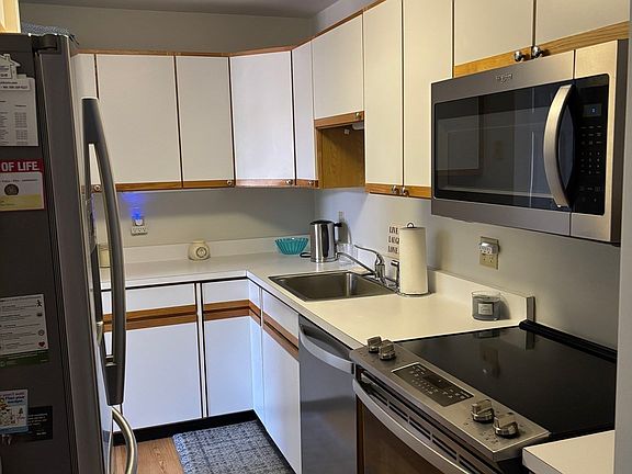 3rd image of 807 Old Country Rd #807