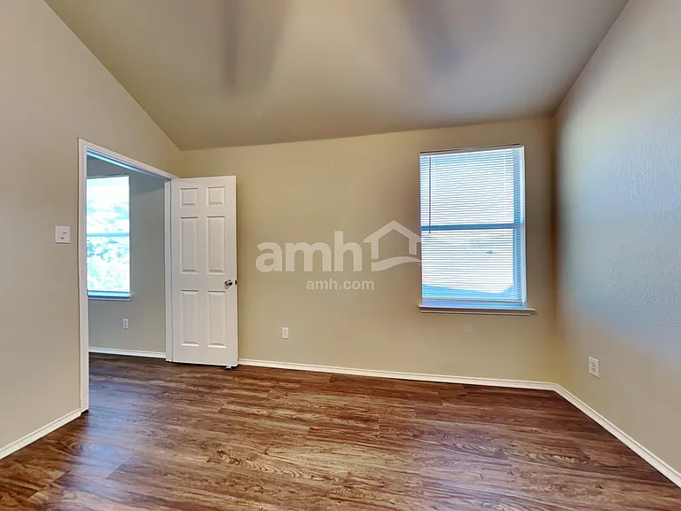 421 Hackberry Dr — Photo 17