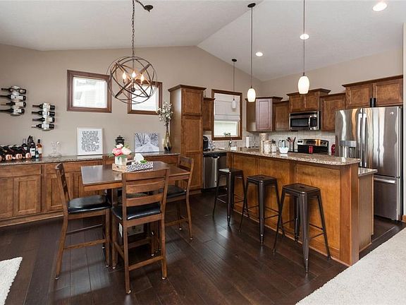 5th image of 5707 NE Hillcrest Dr