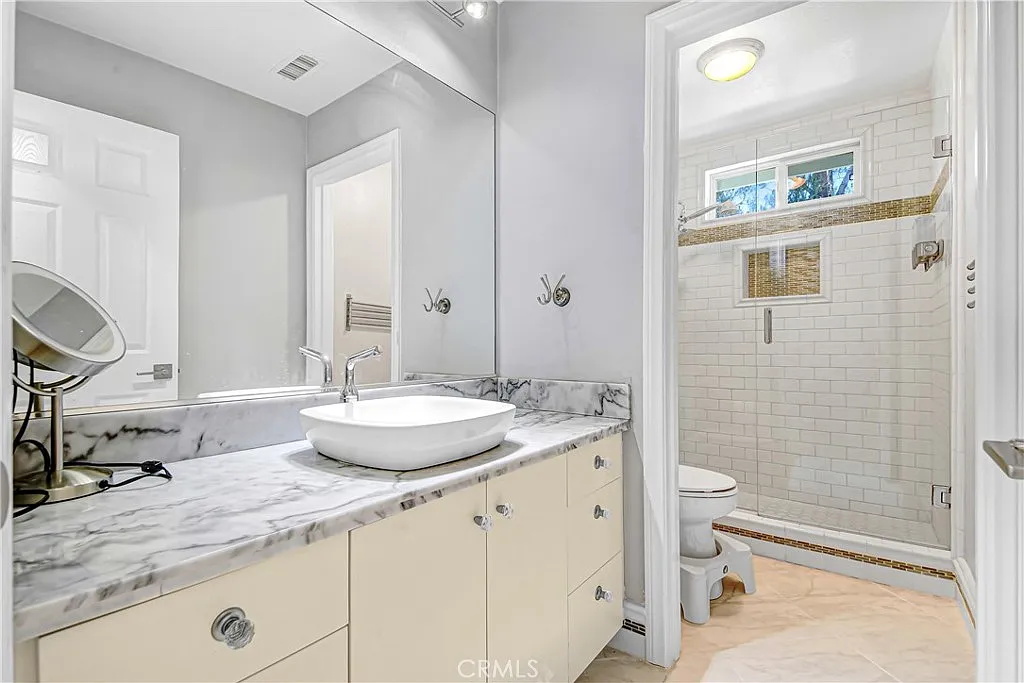 5 bed, 3919 sqft, $5,500 — Photo 4