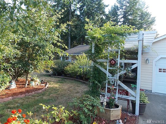 2nd image of 720 Golphnee Loop SE