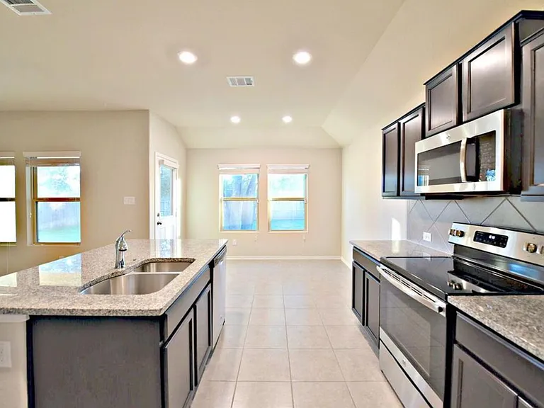 828 Hillrose Dr — Photo 2