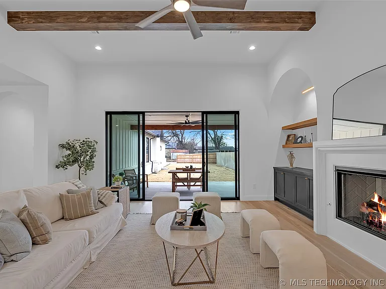 515 W El Paso St — Photo 74