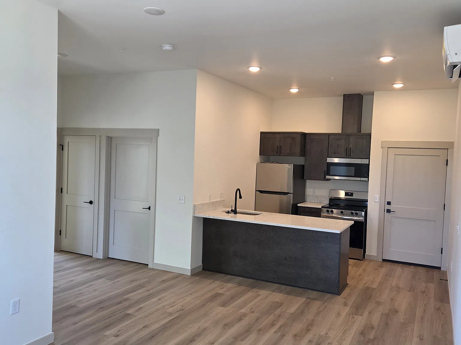 Hill's Town Apartments — Photo 2