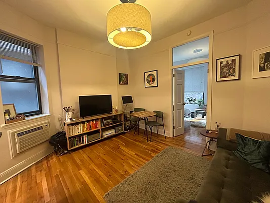 Rented by Salon Realty Corp | media 1