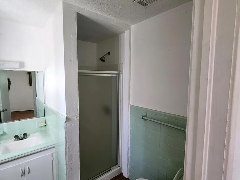 208 Southview Dr — Photo 1