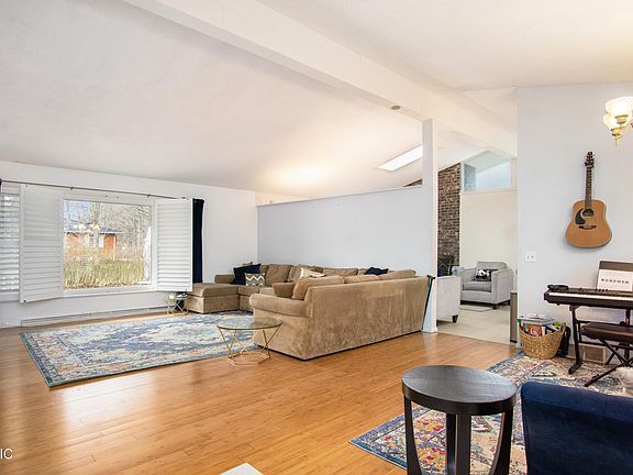 4th image of 8696 Meadow Ln
