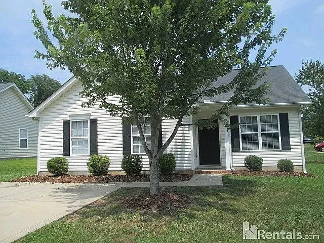 3 bed, 2.0 bath, 1200 sqft, $1,695 — Photo 1